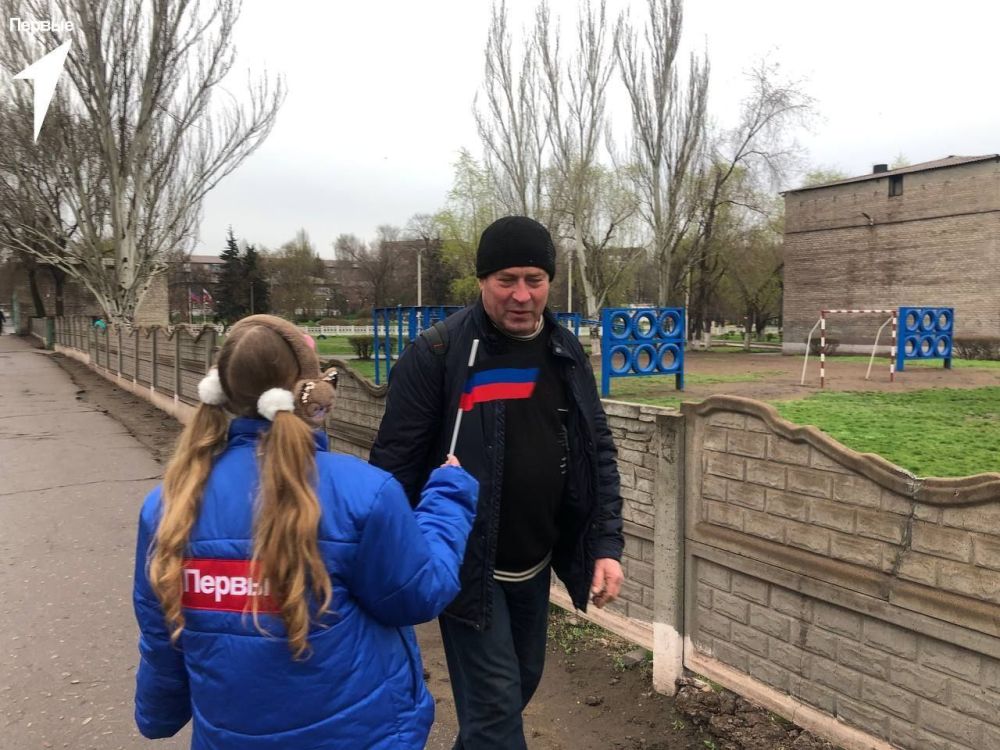 Прикоснулись к истории. В День провозглашения Донецкой Народной Республики Первые вышли на улицы нашего города, чтобы разделить радость этого важного дня со всеми жителями Прикоснулись к истории. В День провозглашения Донецкой Народной Республики Первые вышли на улицы нашего города, чтобы разделить радость этого важного дня со всеми жителями
