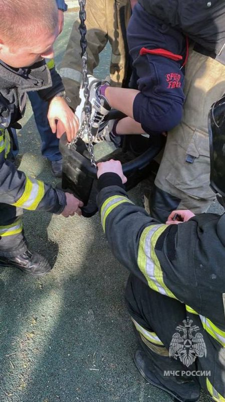 Сотрудники МЧС России помогли застрявшему в качелях ребенку Сотрудники МЧС России помогли застрявшему в качелях ребенку