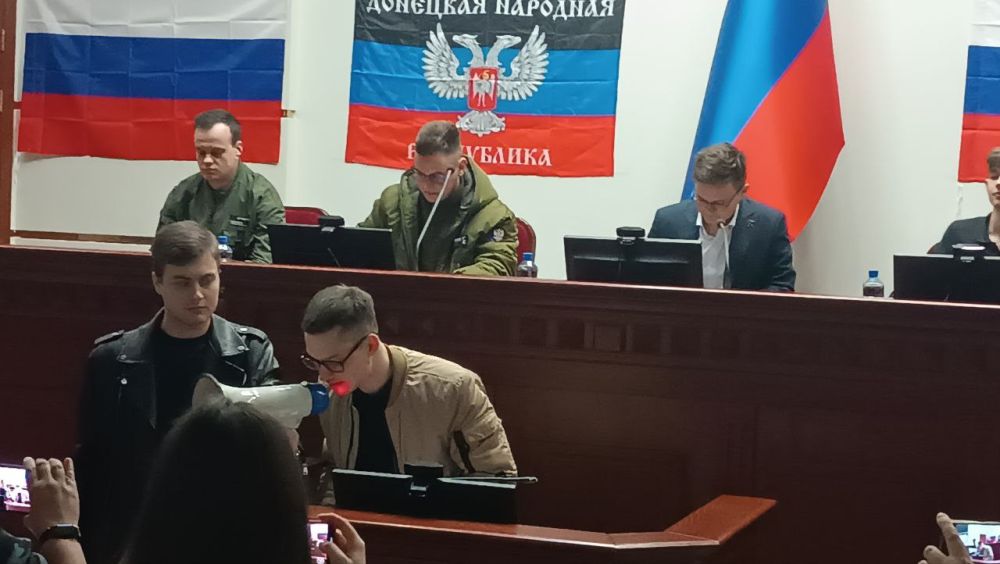 Валентина Харлашка: Депутаты Макеевского городского совета приняли участие в реконструкции провозглашения государственной самостоятельности Донецкой Народной Республики, которое было подготовлено молодежью республики Валентина Харлашка: Депутаты Макеевского городского совета приняли участие в реконструкции провозглашения государственной самостоятельности Донецкой Народной Республики, которое было подготовлено молодежью республики