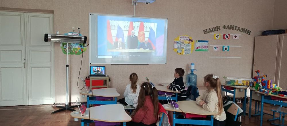 7 апреля в ГБОУ «Мироновская школа № 10 г.о. Дебальцево» состоялась традиционная линейка, на которой был исполнен гимн Российской Федерации и Донецкой Народной Республики 7 апреля в ГБОУ «Мироновская школа № 10 г.о. Дебальцево» состоялась традиционная линейка, на которой был исполнен гимн Российской Федерации и Донецкой Народной Республики