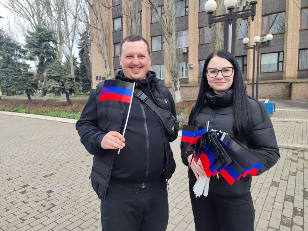 "Под флагом единым" Акция под таким названием прошла в Торезе в День провозглашения Донецкой Народной Республики в рамках партийного проекта "Историческая память" "Под флагом единым" Акция под таким названием прошла в Торезе в День провозглашения Донецкой Народной Республики в рамках партийного проекта "Историческая память"