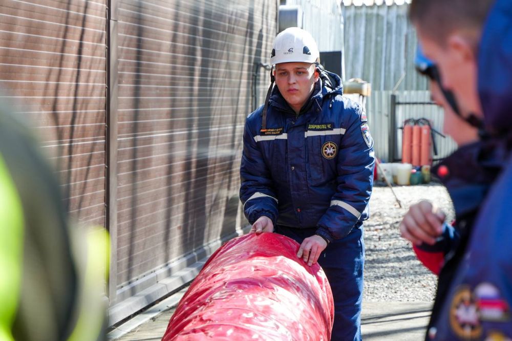 Студенты-спасатели из Владимирского, Воронежского, Донецкого, Запорожского, Карачаево-Черкесского, Луганского, Самарского, Тюменского и Челябинского региональных отделений ВСКС завершили прохождение профессиональной... Студенты-спасатели из Владимирского, Воронежского, Донецкого, Запорожского, Карачаево-Черкесского, Луганского, Самарского, Тюменского и Челябинского региональных отделений ВСКС завершили прохождение профессиональной...