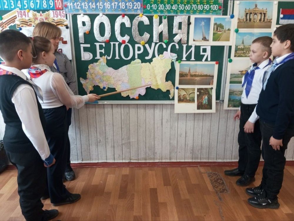 В общеобразовательных учебных заведениях округа прошли внеклассные уроки «Разговоры о важном» В общеобразовательных учебных заведениях округа прошли внеклассные уроки «Разговоры о важном»