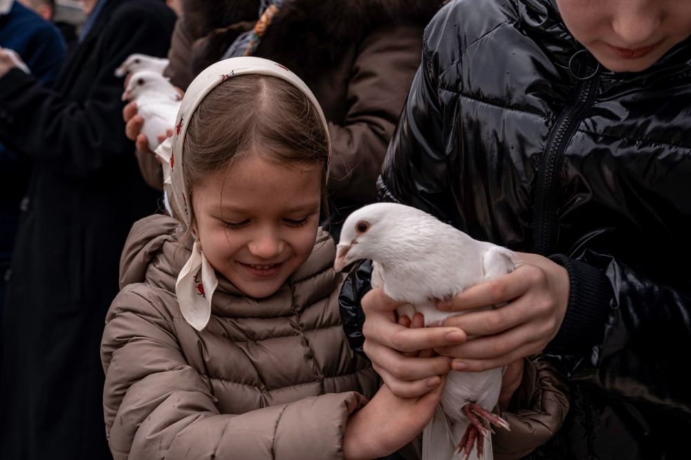 И голуби взмыли в небо: служба в Свято-Преображенском соборе Донецка закончилась красиво И голуби взмыли в небо: служба в Свято-Преображенском соборе Донецка закончилась красиво
