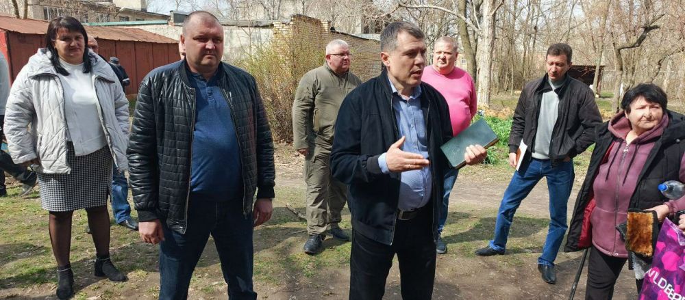 ВСТРЕЧИ ВО ДВОРАХ. Депутаты Донецкого городского совета Юрий Атаманов, Виталий Калараш, Сергей Скиданов, Виктория Хощенко, Михаил Рыбаков, Татьяна Жукова, Эдуард Либерман, Лилия Ошурко с руководителями Управ Буденновского... ВСТРЕЧИ ВО ДВОРАХ. Депутаты Донецкого городского совета Юрий Атаманов, Виталий Калараш, Сергей Скиданов, Виктория Хощенко, Михаил Рыбаков, Татьяна Жукова, Эдуард Либерман, Лилия Ошурко с руководителями Управ Буденновского...
