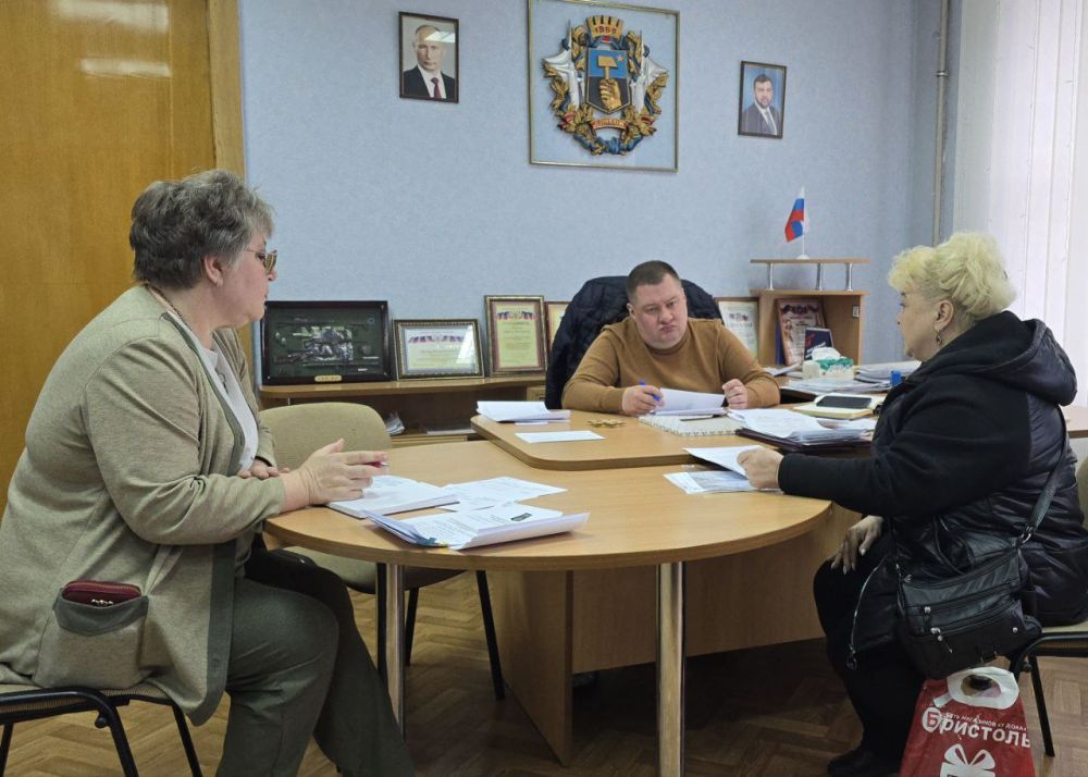 В понедельник, 7 апреля, руководитель Управы Куйбышевского внутригородского района Администрации городского округа Донецк Иван Адамец провел прием граждан В понедельник, 7 апреля, руководитель Управы Куйбышевского внутригородского района Администрации городского округа Донецк Иван Адамец провел прием граждан