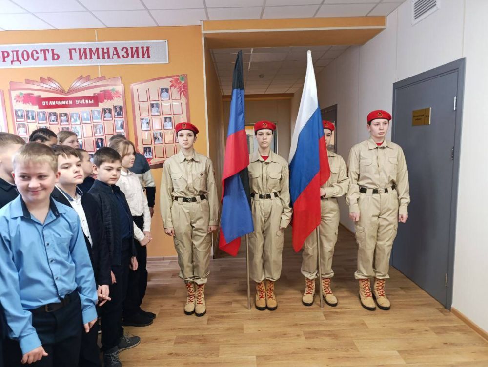 Разговоры о важном. Традиционно, в Тельмановской гимназии новая учебная неделя началась с торжественной церемонии выноса Государственного флага Российской Федерации, флага Донецкой Народной Республики и исполнение гимна... Разговоры о важном. Традиционно, в Тельмановской гимназии новая учебная неделя началась с торжественной церемонии выноса Государственного флага Российской Федерации, флага Донецкой Народной Республики и исполнение гимна...
