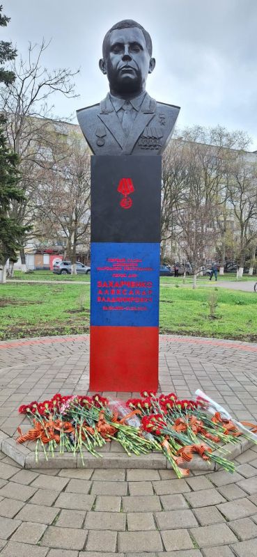 В Шахтерске возложили цветы к бюсту первого Главы ДНР А.В. Захарченко В Шахтерске возложили цветы к бюсту первого Главы ДНР А.В. Захарченко