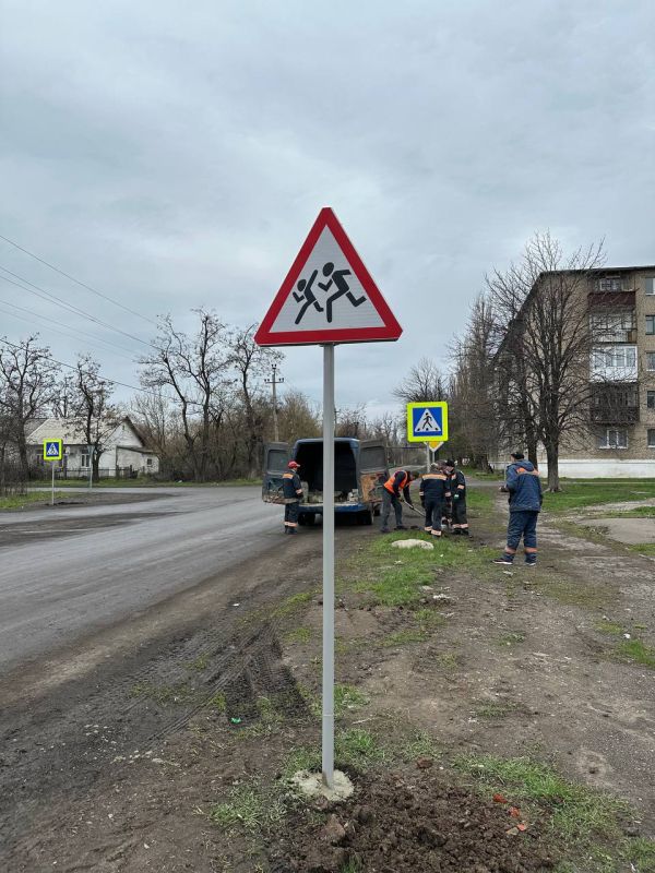 Сергей Желновач: На территории городского округа Дебальцево с целью повышения безопасности дорожного движения на улично-дорожной сети продолжаются работы по установке дорожных знаков вблизи образовательных учреждений Сергей Желновач: На территории городского округа Дебальцево с целью повышения безопасности дорожного движения на улично-дорожной сети продолжаются работы по установке дорожных знаков вблизи образовательных учреждений