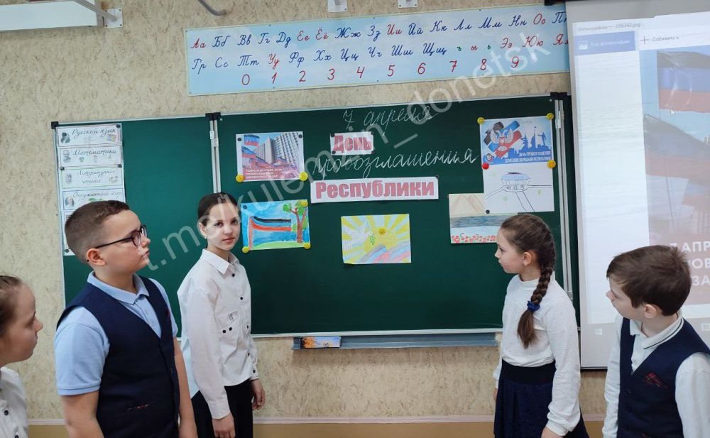В донецких школах отметили 11-ю годовщину провозглашения Донецкой Народной Республики В донецких школах отметили 11-ю годовщину провозглашения Донецкой Народной Республики