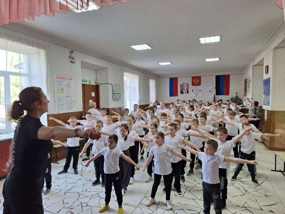 В рамках проведения марафона "Сила России", организованного Всероссийской политической партией "Единая Россия" , в Пролетарском районе прошла акция «На зарядку становись», приуроченная ко Всемирному дню здоровья В рамках проведения марафона "Сила России", организованного Всероссийской политической партией "Единая Россия" , в Пролетарском районе прошла акция «На зарядку становись», приуроченная ко Всемирному дню здоровья