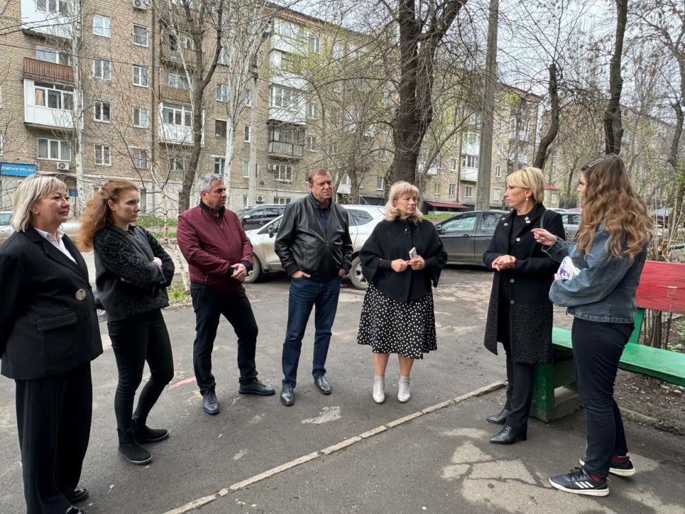 ВСТРЕЧИ ВО ДВОРАХ. Депутаты Донецкого городского совета Юрий Атаманов, Виталий Калараш, Сергей Скиданов, Виктория Хощенко, Михаил Рыбаков, Татьяна Жукова, Эдуард Либерман, Лилия Ошурко с руководителями Управ Буденновского... ВСТРЕЧИ ВО ДВОРАХ. Депутаты Донецкого городского совета Юрий Атаманов, Виталий Калараш, Сергей Скиданов, Виктория Хощенко, Михаил Рыбаков, Татьяна Жукова, Эдуард Либерман, Лилия Ошурко с руководителями Управ Буденновского...