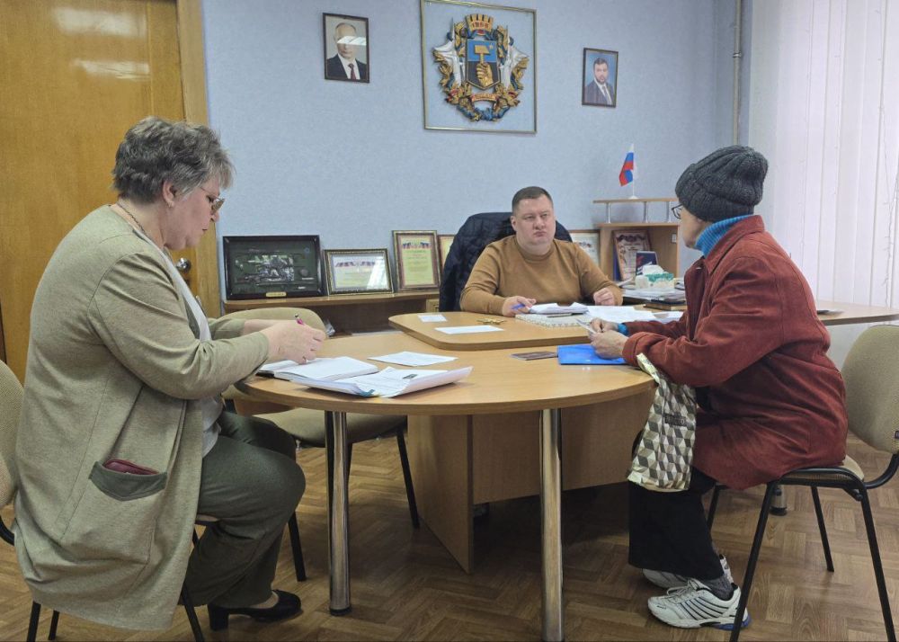 В понедельник, 7 апреля, руководитель Управы Куйбышевского внутригородского района Администрации городского округа Донецк Иван Адамец провел прием граждан В понедельник, 7 апреля, руководитель Управы Куйбышевского внутригородского района Администрации городского округа Донецк Иван Адамец провел прием граждан