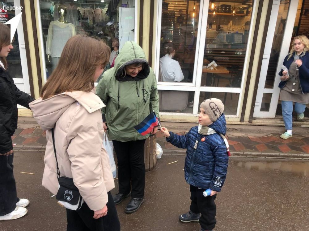 Прикоснулись к истории. В День провозглашения Донецкой Народной Республики Первые вышли на улицы нашего города, чтобы разделить радость этого важного дня со всеми жителями Прикоснулись к истории. В День провозглашения Донецкой Народной Республики Первые вышли на улицы нашего города, чтобы разделить радость этого важного дня со всеми жителями