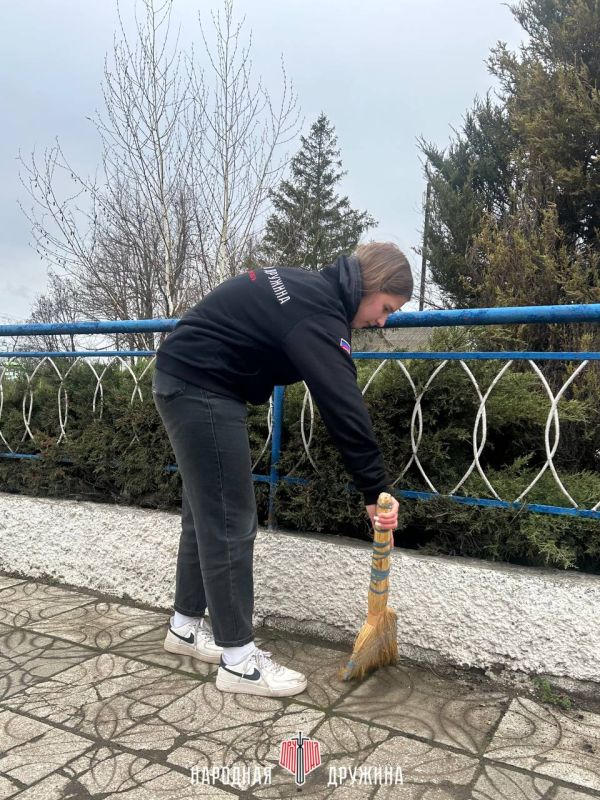 Мы помним, мы гордимся!. Активисты Народной Дружины Мангушского муниципального округа привели в порядок мемориал, посвященный воину-освободителю, павшему в годы Великой Отечественной войны Мы помним, мы гордимся!. Активисты Народной Дружины Мангушского муниципального округа привели в порядок мемориал, посвященный воину-освободителю, павшему в годы Великой Отечественной войны