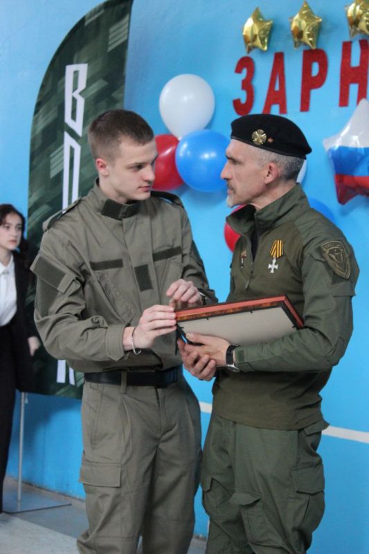 "Движение Первых", "Юнармия", "ВСКС" и "ВОИН" провели муниципальный этап Зарницы 2.0 в Макеевке "Движение Первых", "Юнармия", "ВСКС" и "ВОИН" провели муниципальный этап Зарницы 2.0 в Макеевке