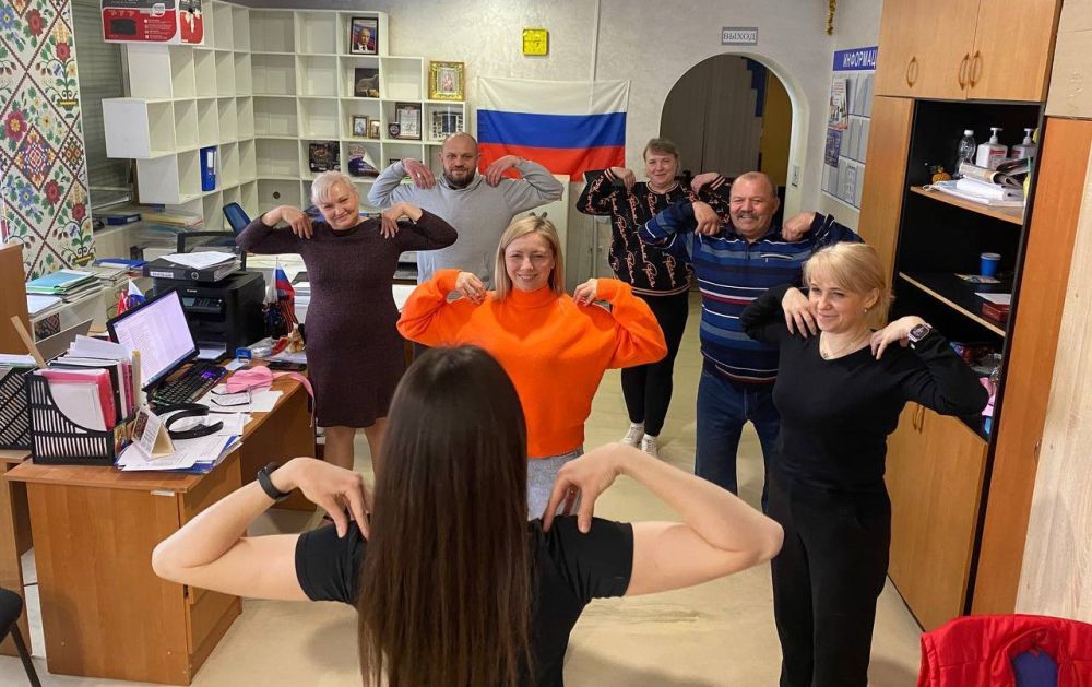 Заряжаемся на успех!. Активистки Совета женщин Волновахского округа совместно с сотрудниками администрации округа, спортивной школы и «Спорт для всех» провели производственную зарядку Заряжаемся на успех!. Активистки Совета женщин Волновахского округа совместно с сотрудниками администрации округа, спортивной школы и «Спорт для всех» провели производственную зарядку