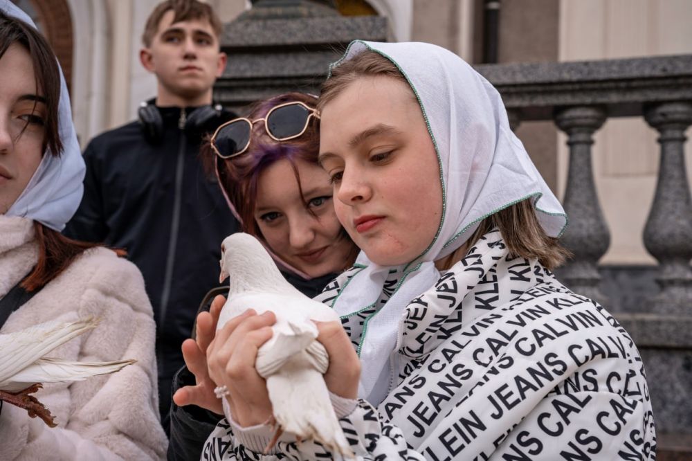 И голуби взмыли в небо: служба в Свято-Преображенском соборе Донецка закончилась красиво И голуби взмыли в небо: служба в Свято-Преображенском соборе Донецка закончилась красиво
