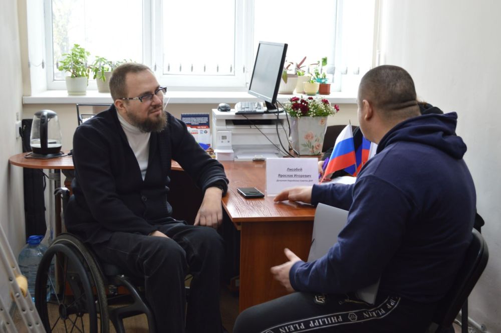 Прием члена Комитета Народного Совета по труду, занятости, социальной политике и делам ветеранов, депутата Народного Совета ДНР Ярослава Лисобея Прием члена Комитета Народного Совета по труду, занятости, социальной политике и делам ветеранов, депутата Народного Совета ДНР Ярослава Лисобея