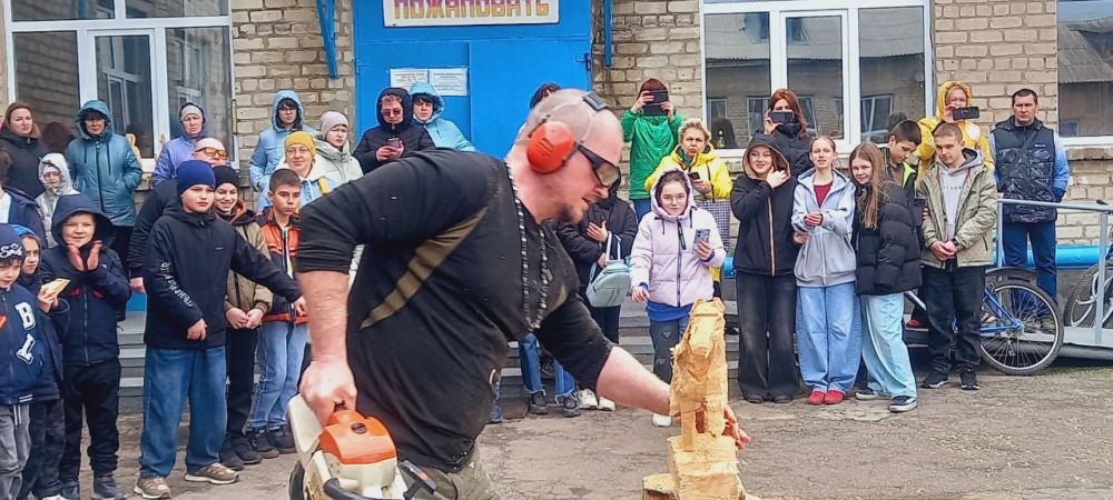 Выходные с пользой. У Первых и учащихся Еленовской школы №2 состоялась встреча с удивительным человеком, ремесленником, мастером резьбы по дереву, чемпионом России Парковой культуры Александром Ивченко Выходные с пользой. У Первых и учащихся Еленовской школы №2 состоялась встреча с удивительным человеком, ремесленником, мастером резьбы по дереву, чемпионом России Парковой культуры Александром Ивченко