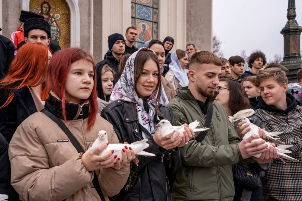 И голуби взмыли в небо: служба в Свято-Преображенском соборе Донецка закончилась красиво И голуби взмыли в небо: служба в Свято-Преображенском соборе Донецка закончилась красиво