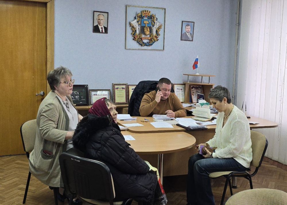 В понедельник, 7 апреля, руководитель Управы Куйбышевского внутригородского района Администрации городского округа Донецк Иван Адамец провел прием граждан В понедельник, 7 апреля, руководитель Управы Куйбышевского внутригородского района Администрации городского округа Донецк Иван Адамец провел прием граждан