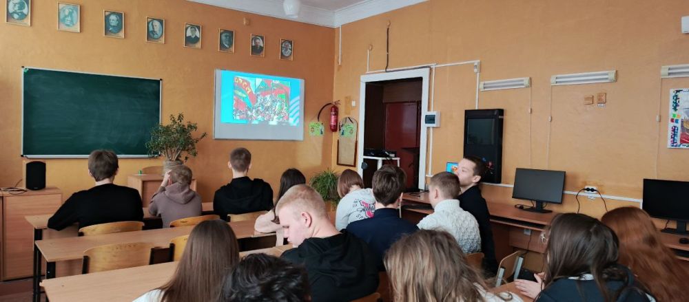 7 апреля в ГБОУ «Мироновская школа № 10 г.о. Дебальцево» состоялась традиционная линейка, на которой был исполнен гимн Российской Федерации и Донецкой Народной Республики 7 апреля в ГБОУ «Мироновская школа № 10 г.о. Дебальцево» состоялась традиционная линейка, на которой был исполнен гимн Российской Федерации и Донецкой Народной Республики