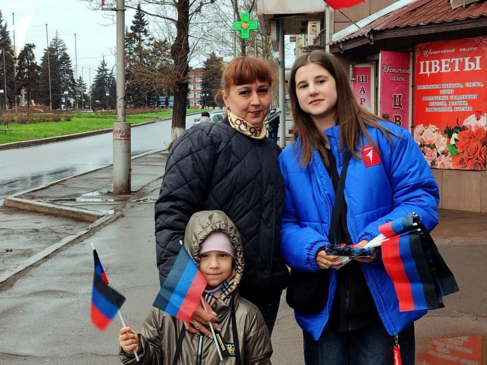 Прикоснулись к истории. В День провозглашения Донецкой Народной Республики Первые вышли на улицы нашего города, чтобы разделить радость этого важного дня со всеми жителями Прикоснулись к истории. В День провозглашения Донецкой Народной Республики Первые вышли на улицы нашего города, чтобы разделить радость этого важного дня со всеми жителями