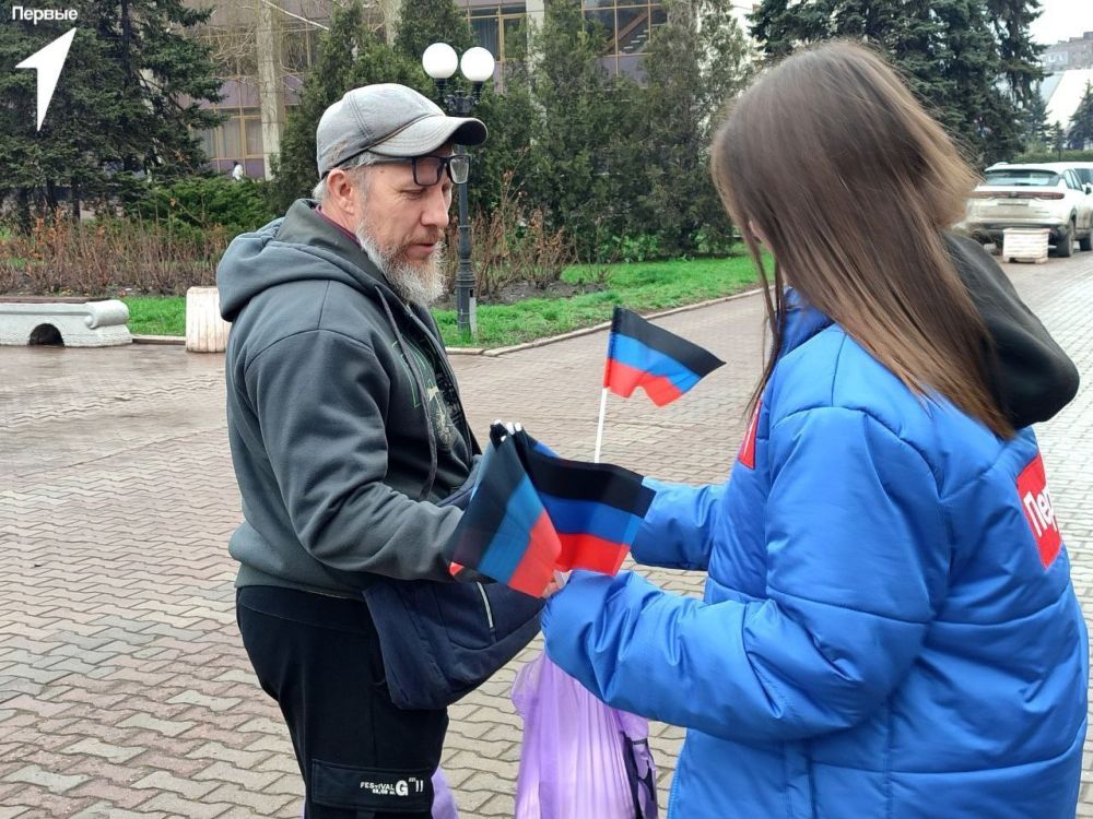 Прикоснулись к истории. В День провозглашения Донецкой Народной Республики Первые вышли на улицы нашего города, чтобы разделить радость этого важного дня со всеми жителями Прикоснулись к истории. В День провозглашения Донецкой Народной Республики Первые вышли на улицы нашего города, чтобы разделить радость этого важного дня со всеми жителями
