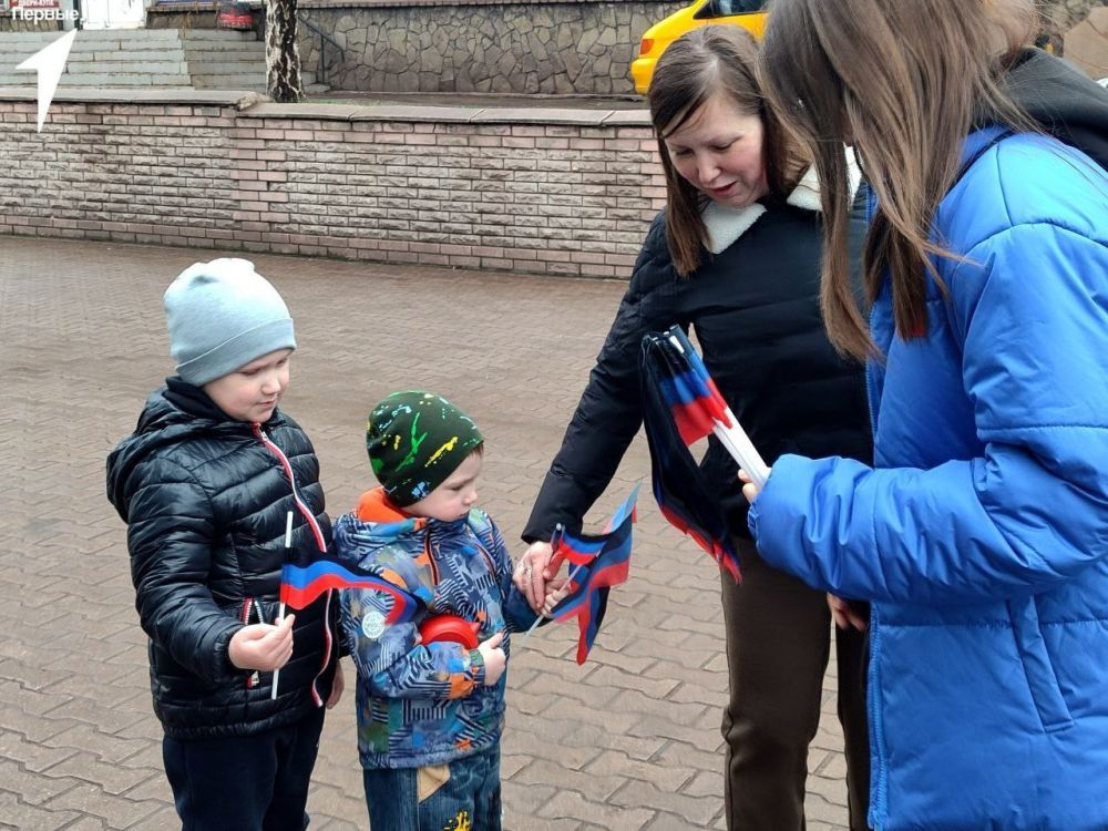 Прикоснулись к истории. В День провозглашения Донецкой Народной Республики Первые вышли на улицы нашего города, чтобы разделить радость этого важного дня со всеми жителями Прикоснулись к истории. В День провозглашения Донецкой Народной Республики Первые вышли на улицы нашего города, чтобы разделить радость этого важного дня со всеми жителями