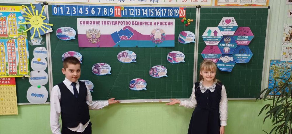 Разговоры о важном. Традиционно, в Тельмановской гимназии новая учебная неделя началась с торжественной церемонии выноса Государственного флага Российской Федерации, флага Донецкой Народной Республики и исполнение гимна... Разговоры о важном. Традиционно, в Тельмановской гимназии новая учебная неделя началась с торжественной церемонии выноса Государственного флага Российской Федерации, флага Донецкой Народной Республики и исполнение гимна...