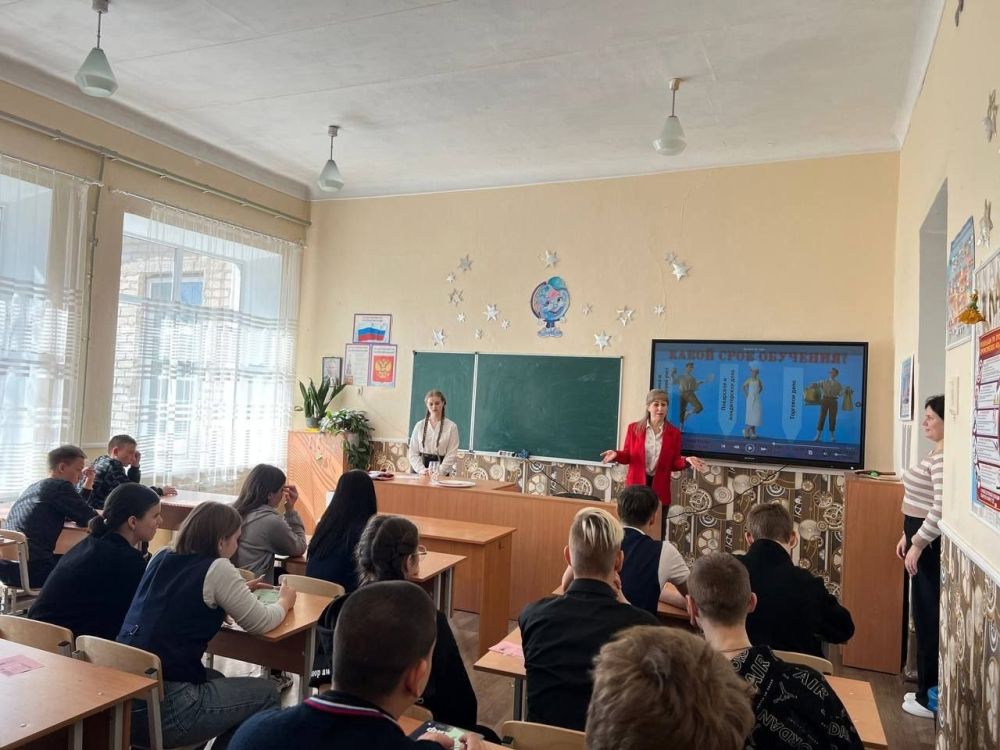 04 апреля 2025 года преподаватели Докучаевского торгово-экономического колледжа ДОННУЭТ посетили ГБОУ «Докучаевская школа № 6 г.о. Докучаевск» с целью профориентационной работы среди учащихся 9-11 классов 04 апреля 2025 года преподаватели Докучаевского торгово-экономического колледжа ДОННУЭТ посетили ГБОУ «Докучаевская школа № 6 г.о. Докучаевск» с целью профориентационной работы среди учащихся 9-11 классов