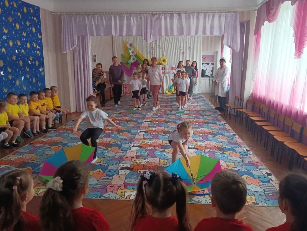 Веселые старты. Сегодня, 7 апреля, в детском саду №17 «Теремок» состоялась спортивная эстафета «Веселые старты» для детей и активной молодежи округа Веселые старты. Сегодня, 7 апреля, в детском саду №17 «Теремок» состоялась спортивная эстафета «Веселые старты» для детей и активной молодежи округа