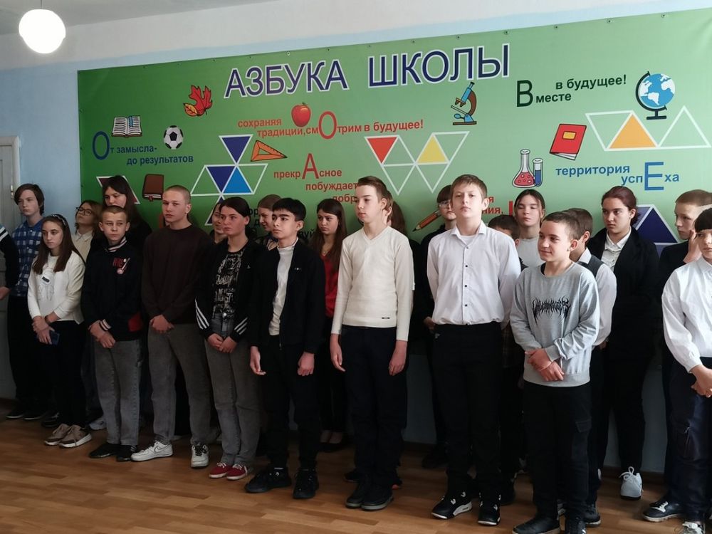 В общеобразовательных учебных заведениях округа прошли внеклассные уроки «Разговоры о важном» В общеобразовательных учебных заведениях округа прошли внеклассные уроки «Разговоры о важном»
