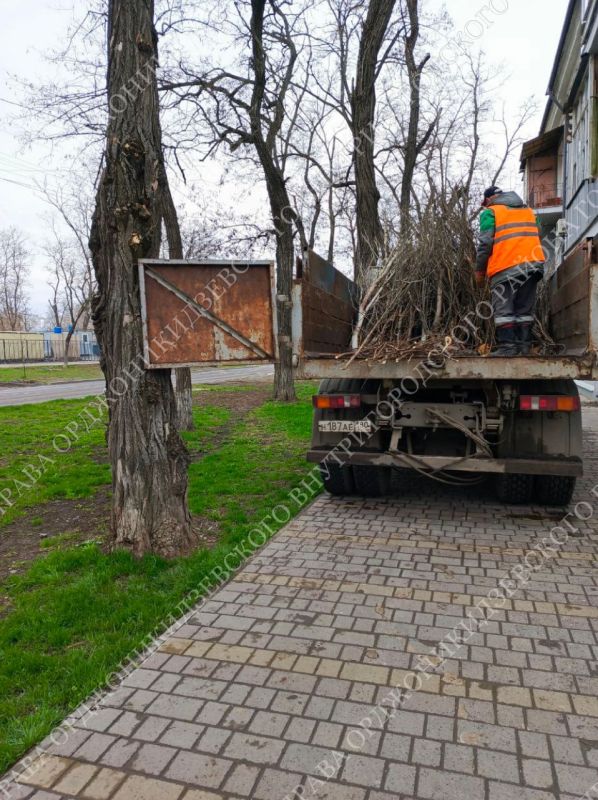 Сегодня МУП "Зеленстрой" произвел работы по благоустройству в Орджоникидзевском районе: Сегодня МУП "Зеленстрой" произвел работы по благоустройству в Орджоникидзевском районе: