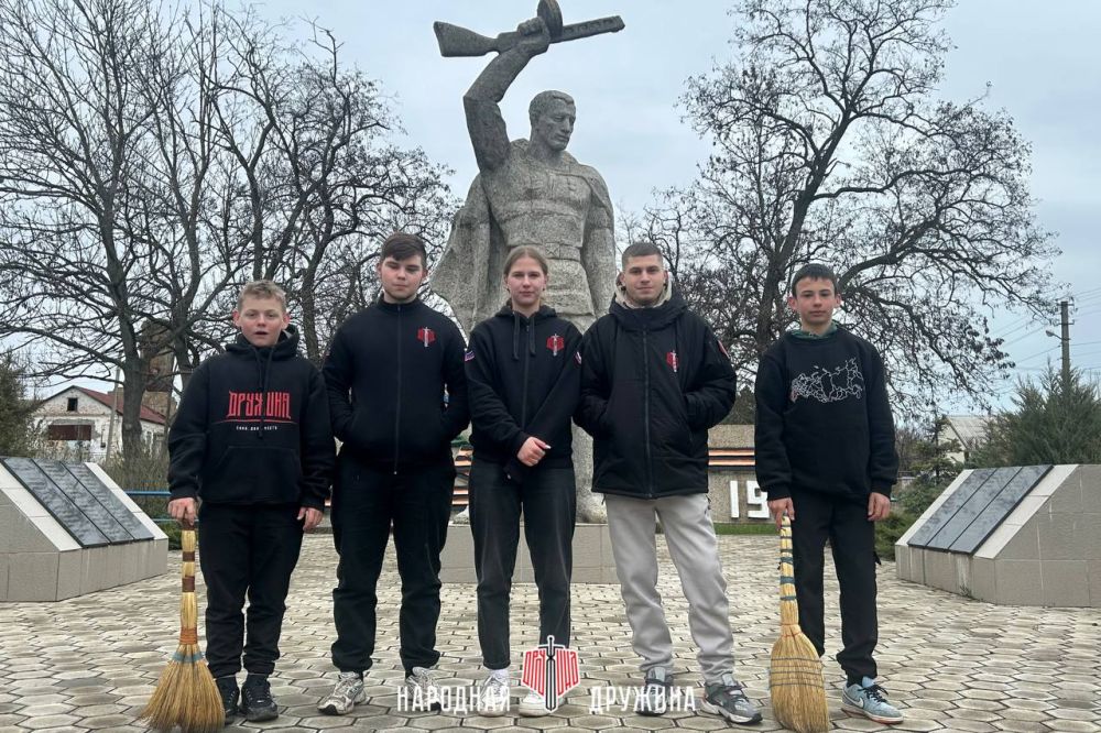 Мы помним, мы гордимся!. Активисты Народной Дружины Мангушского муниципального округа привели в порядок мемориал, посвященный воину-освободителю, павшему в годы Великой Отечественной войны Мы помним, мы гордимся!. Активисты Народной Дружины Мангушского муниципального округа привели в порядок мемориал, посвященный воину-освободителю, павшему в годы Великой Отечественной войны