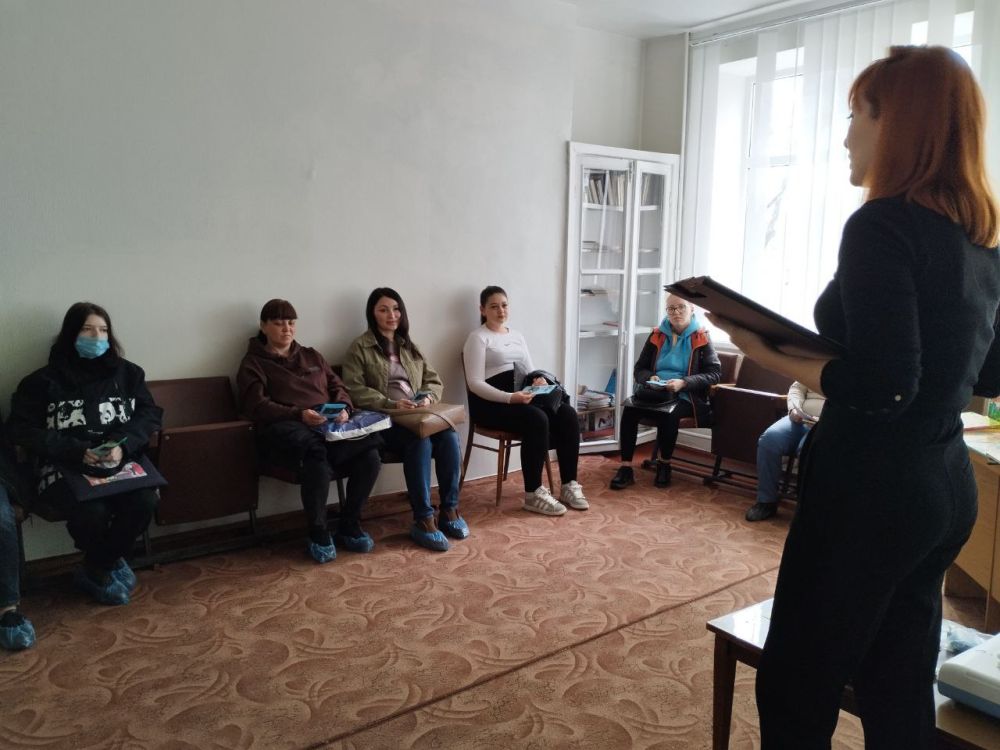 Сегодня, активисты Женского движения партии «Единая Россия» посетили ГБУ ДНР «Центральная городская больница г. Шахтерска» акушерско-гинекологическое отделение, чтобы поздравить будущих мам с Днем беременных.Символично, что... Сегодня, активисты Женского движения партии «Единая Россия» посетили ГБУ ДНР «Центральная городская больница г. Шахтерска» акушерско-гинекологическое отделение, чтобы поздравить будущих мам с Днем беременных.Символично, что...