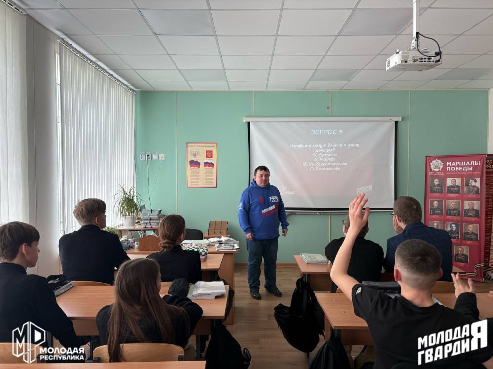 Живи всегда, Донбасс. В День провозглашения нашей Республики в местной гимназии прошло мероприятие, организованное руководителем Тельмановского штаба МР и МГЕР ДНР Живи всегда, Донбасс. В День провозглашения нашей Республики в местной гимназии прошло мероприятие, организованное руководителем Тельмановского штаба МР и МГЕР ДНР