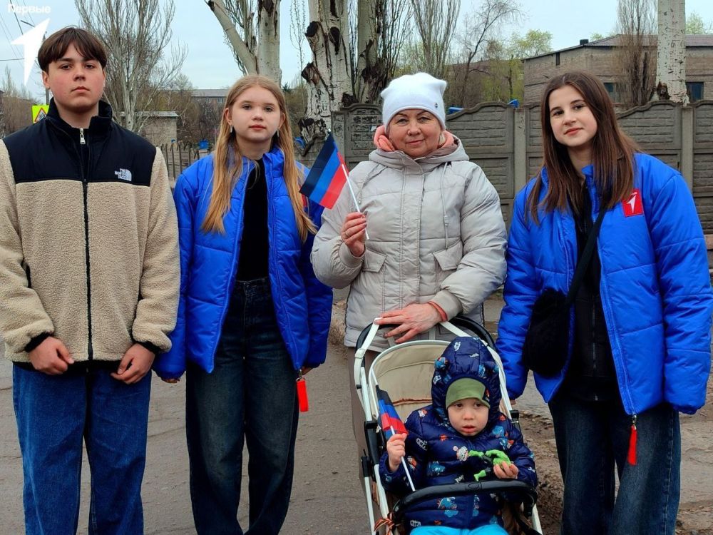 Прикоснулись к истории. В День провозглашения Донецкой Народной Республики Первые вышли на улицы нашего города, чтобы разделить радость этого важного дня со всеми жителями Прикоснулись к истории. В День провозглашения Донецкой Народной Республики Первые вышли на улицы нашего города, чтобы разделить радость этого важного дня со всеми жителями