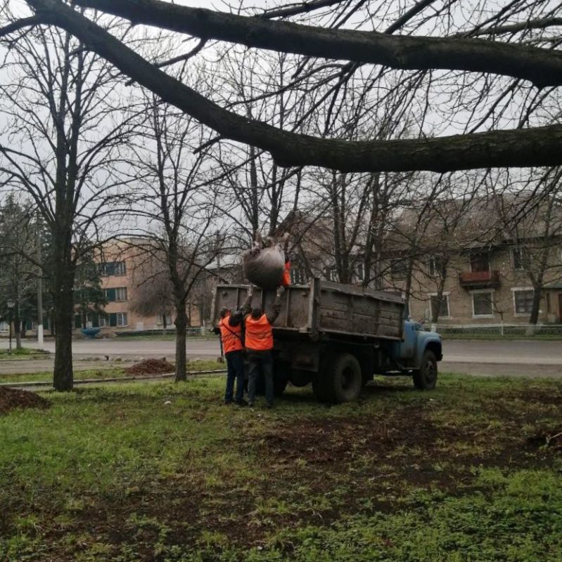 Коммунальщики Снежного благоустраивают территории общего пользования Коммунальщики Снежного благоустраивают территории общего пользования