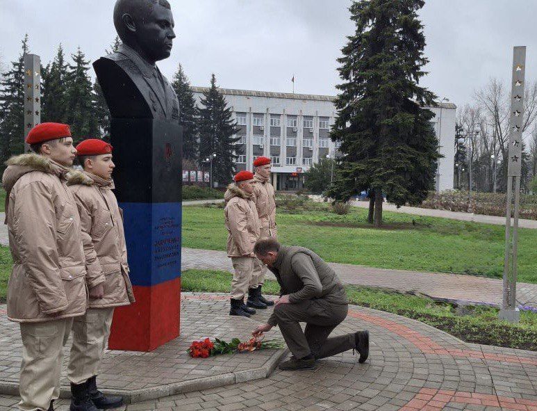 В Шахтерске возложили цветы к бюсту первого Главы ДНР А.В. Захарченко В Шахтерске возложили цветы к бюсту первого Главы ДНР А.В. Захарченко
