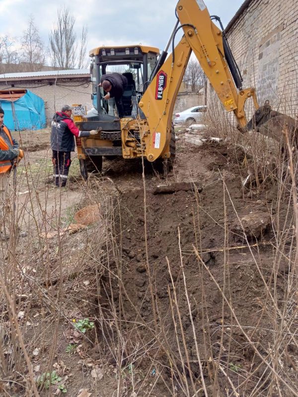 Нижегородские специалисты продолжают работы по замене наружного водопровода в центральной городской больнице Харцызска Нижегородские специалисты продолжают работы по замене наружного водопровода в центральной городской больнице Харцызска