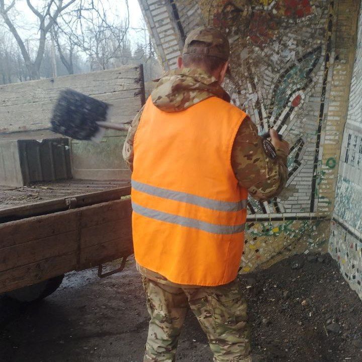 Коммунальщики Снежного благоустраивают территории общего пользования Коммунальщики Снежного благоустраивают территории общего пользования