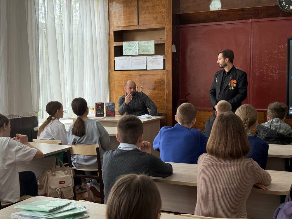 И мальчишкам нельзя ни солгать, ни обмануть, ни с пути свернуть… И мальчишкам нельзя ни солгать, ни обмануть, ни с пути свернуть…