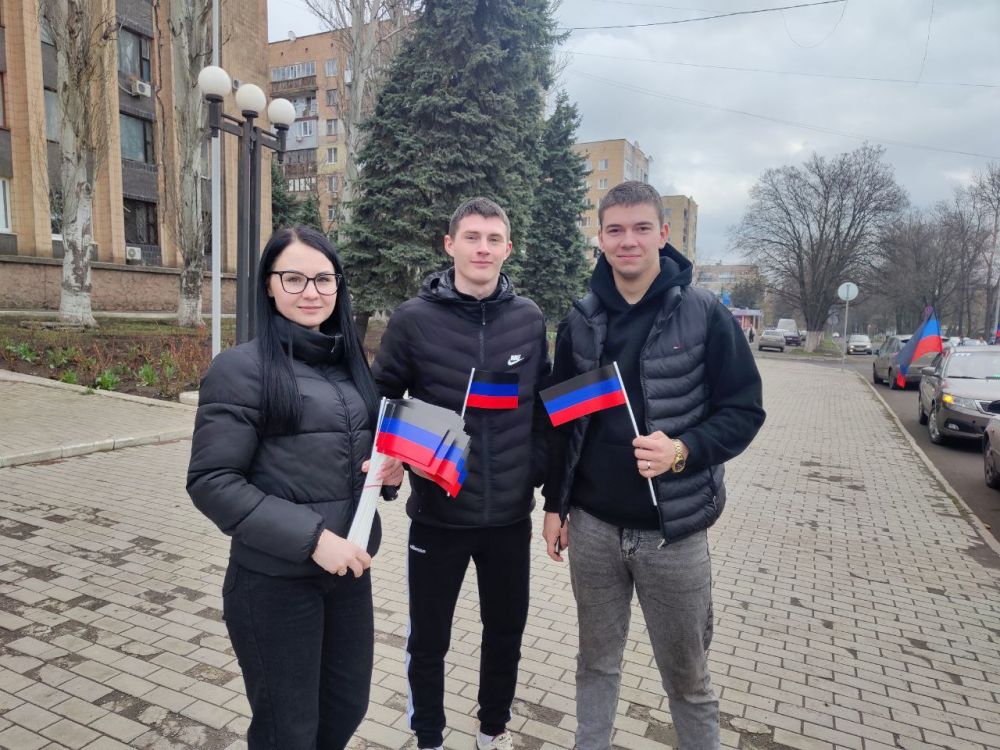 "Под флагом единым" Акция под таким названием прошла в Торезе в День провозглашения Донецкой Народной Республики в рамках партийного проекта "Историческая память" "Под флагом единым" Акция под таким названием прошла в Торезе в День провозглашения Донецкой Народной Республики в рамках партийного проекта "Историческая память"