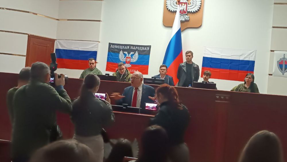 Валентина Харлашка: Депутаты Макеевского городского совета приняли участие в реконструкции провозглашения государственной самостоятельности Донецкой Народной Республики, которое было подготовлено молодежью республики Валентина Харлашка: Депутаты Макеевского городского совета приняли участие в реконструкции провозглашения государственной самостоятельности Донецкой Народной Республики, которое было подготовлено молодежью республики