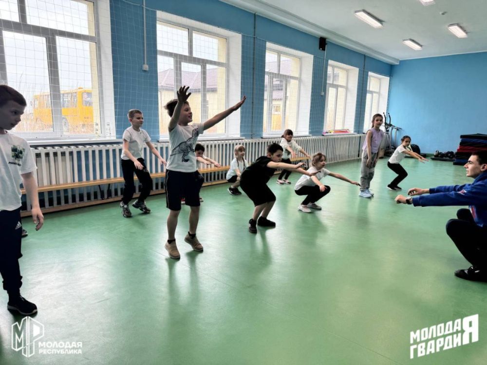 Заряжайся энергией. Активисты Мангушского штаба МР и МГЕР ДНР провели зарядку для учеников младших классов Заряжайся энергией. Активисты Мангушского штаба МР и МГЕР ДНР провели зарядку для учеников младших классов