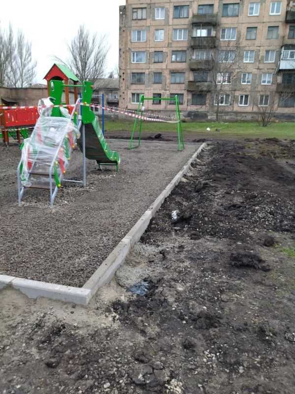 Все лучшее - детям!. В рамках реализации партийного проекта "Городская среда" на территории городского округа Торез продолжается благоустройство детских площадок Все лучшее - детям!. В рамках реализации партийного проекта "Городская среда" на территории городского округа Торез продолжается благоустройство детских площадок
