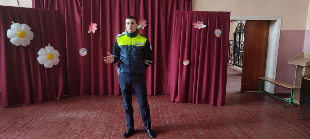 Профилактическая беседа инспектора ГИБДД со школьниками о правилах дорожного движения Профилактическая беседа инспектора ГИБДД со школьниками о правилах дорожного движения