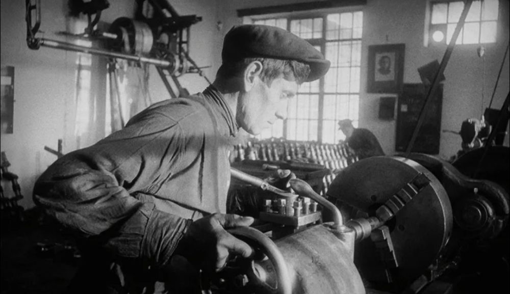 #80_лет_Победы. В годы Великой Отечественной войны наши железнодорожники не только обеспечивали бесперебойные перевозки воинских грузов, но и помогали фронту материально-техническими средствами #80_лет_Победы. В годы Великой Отечественной войны наши железнодорожники не только обеспечивали бесперебойные перевозки воинских грузов, но и помогали фронту материально-техническими средствами